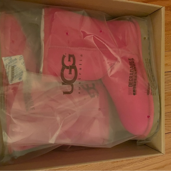 NWT UGG UGG
australla
W CLASSIC
SHORT
5825 W / MAG - Picture 4 of 8